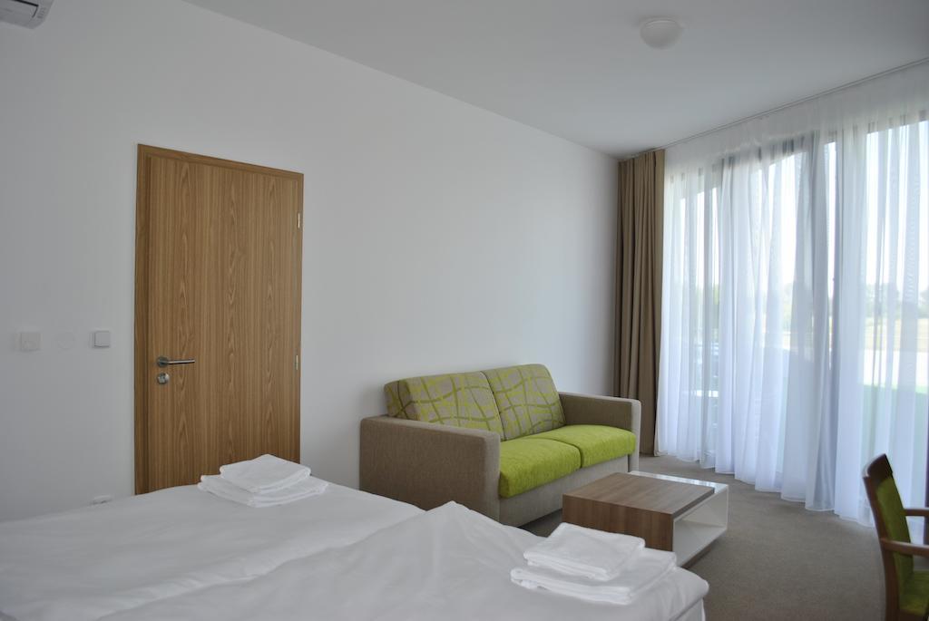Hotel Golf Jezera Ostrozska Nova Ves Ngoại thất bức ảnh