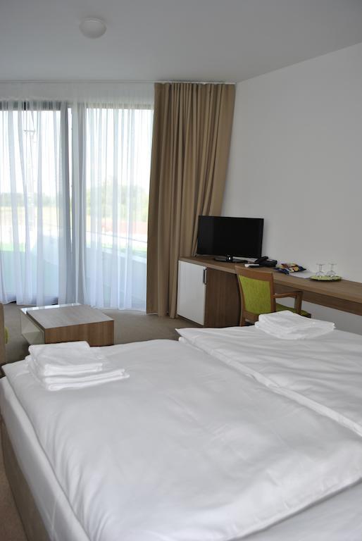Hotel Golf Jezera Ostrozska Nova Ves Ngoại thất bức ảnh